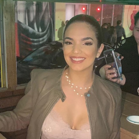 Meet your Posher, Maria - Picture 1 of 2